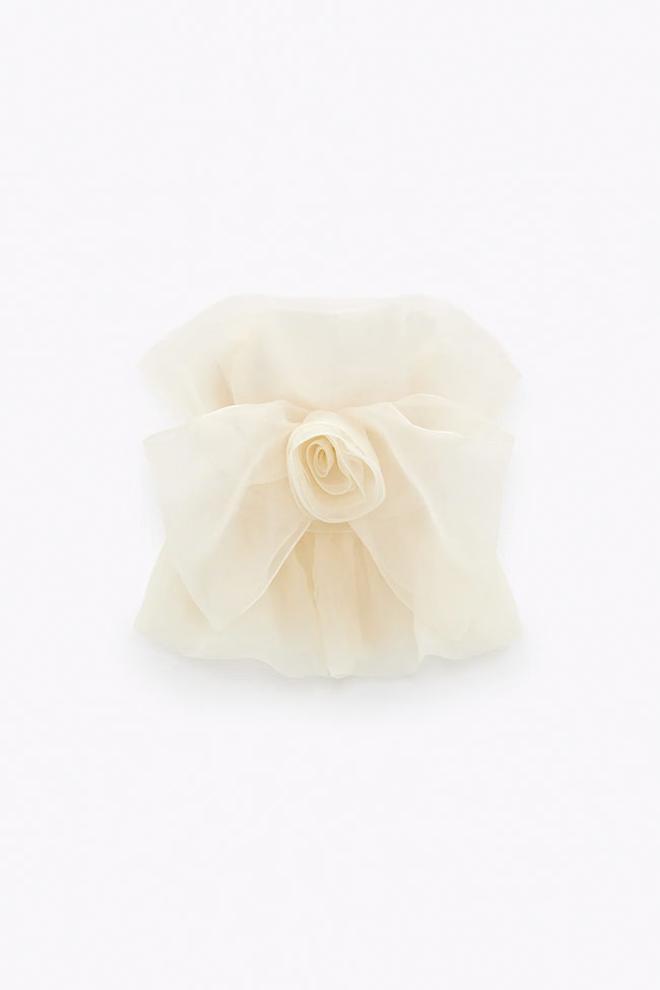 Top corto de organza, con escote palabra de honor y flor delantera, de la nueva colección de Zara