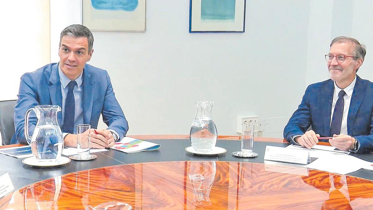 El presidente del Gobierno, Pedro Sánchez, con el director científico del Citius, Senén Barro, este lunes en la Moncloa.