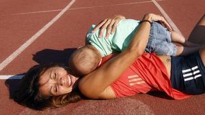  La deportista Isabel Macías, con su hijo.