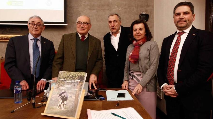 Por la izquierda, Romeo Jesús Fuentes, presidente de la Caja Rural de Gijón; el expresidente del Principado Juan Luis Rodríguez-Vigil (moderador del acto), Benigno Fernández Fano, María Jesús Álvarez y José Antonio Migoya, con el libro en primer término.