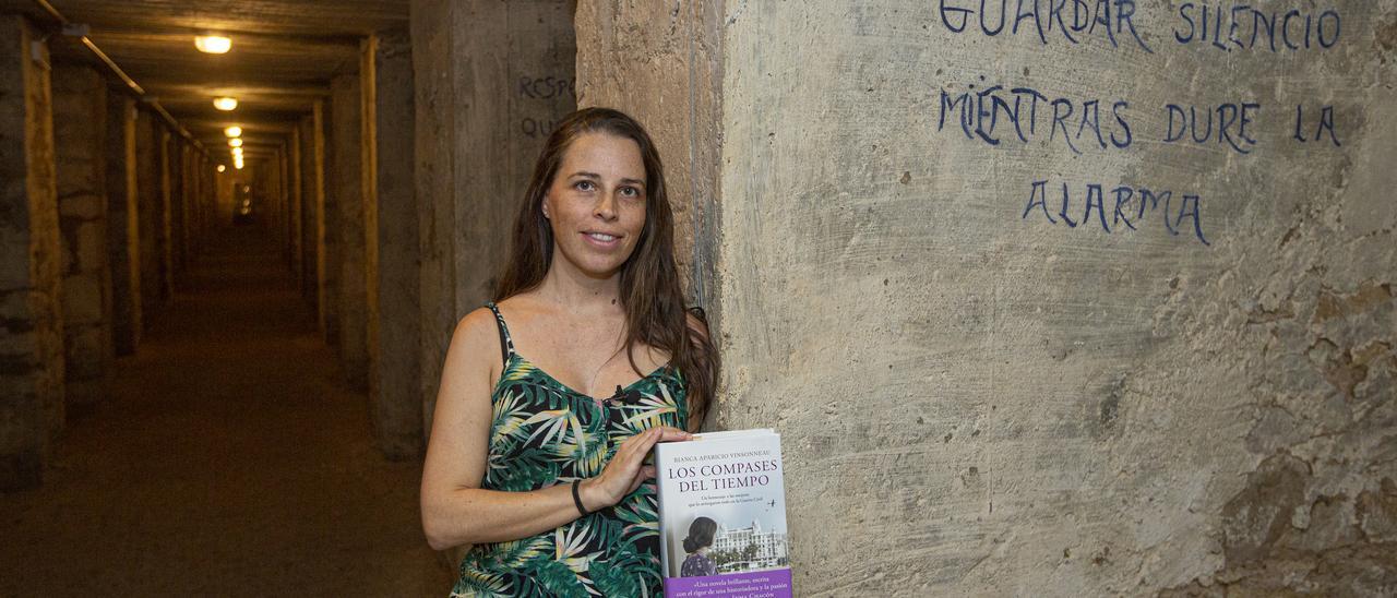 La escritora Bianca Aparicio Vinsonneau, en el refugio de la plaza Séneca con su libro.