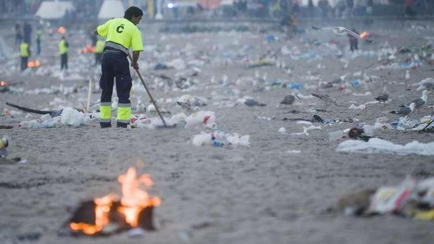 Uno de los operarios de la empresa de limpieza, el pasado 24 de junio, en Riazor. 13fotos