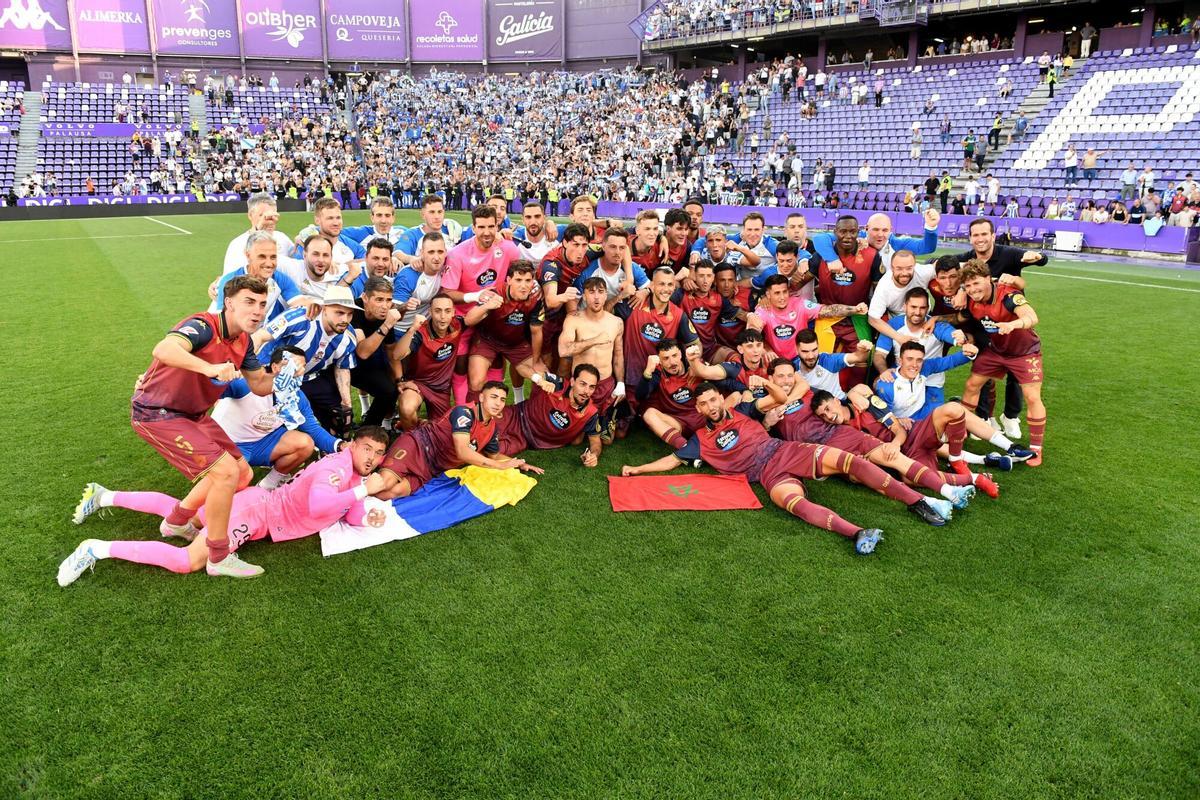 Los jugadores celebraron en el campo y mantearon al presidente Escotet