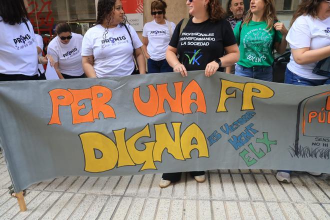 Concentración en la Dirección Territorial de Educación en Alicante por el recorte de ciclos de FP