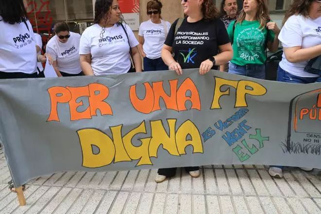 Concentración en la Dirección Territorial de Educación en Alicante por el recorte de ciclos de FP