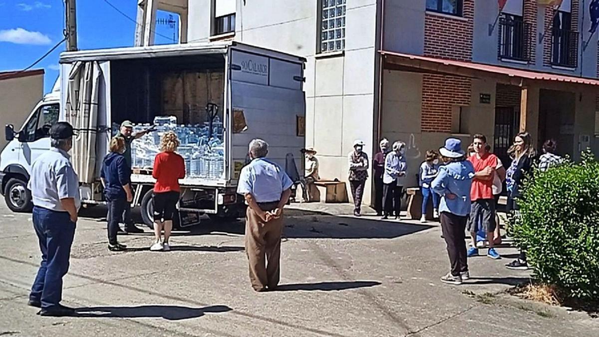 La concejala de Bercianos y la diputada Atilana Martínez organizan el reparto del agua en Bercianos de Valverde, con la empresa suministradora. | E. P.