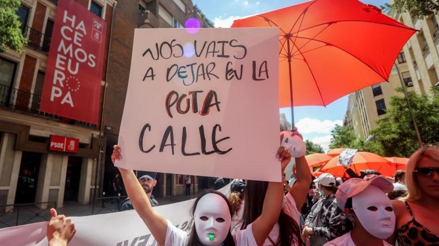 Protesta de prostitutas ante la sede del PSOE en Madrid