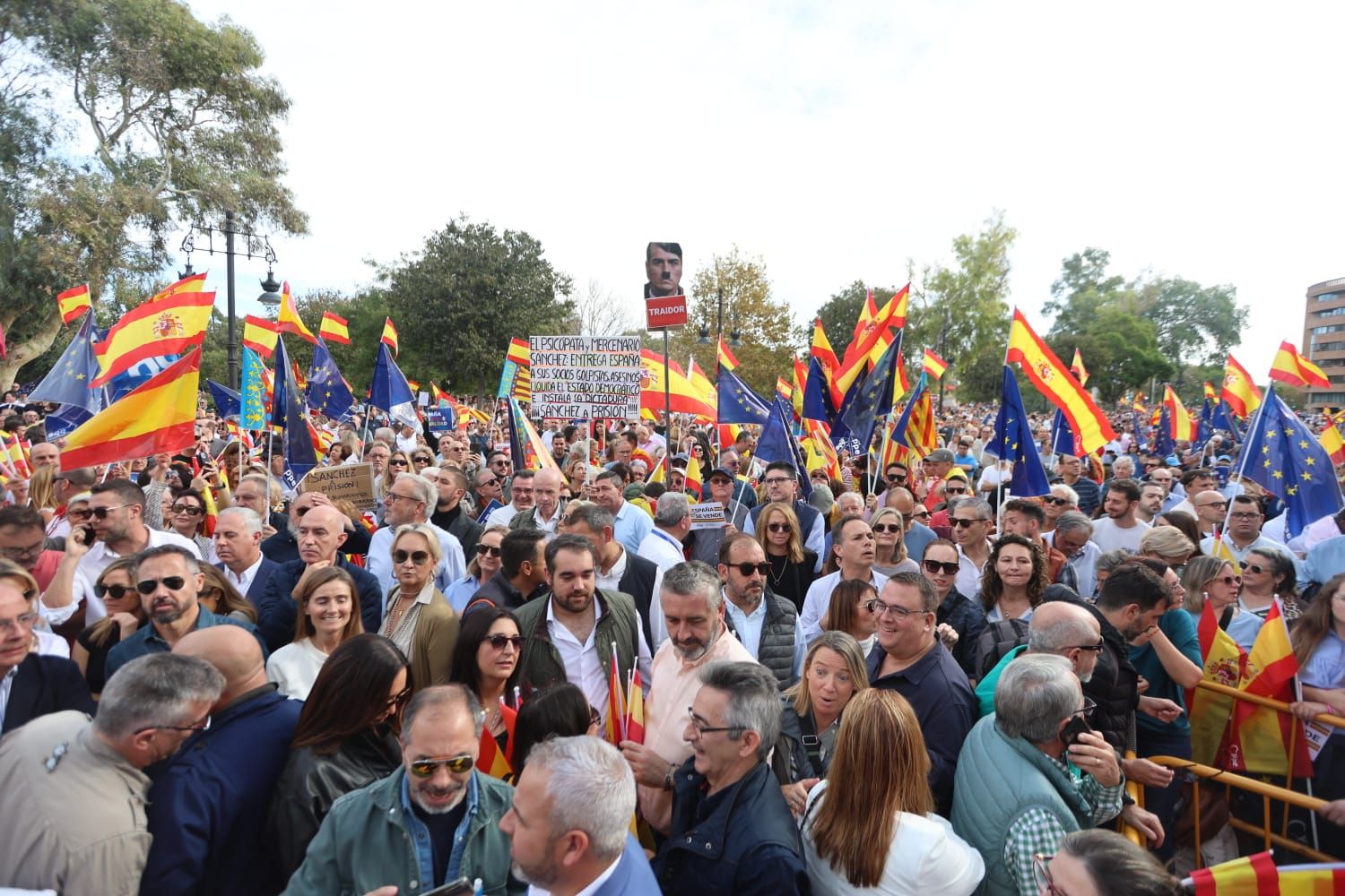 Miles de personas en la manifestación contra el pacto del PSOE y Junts en València