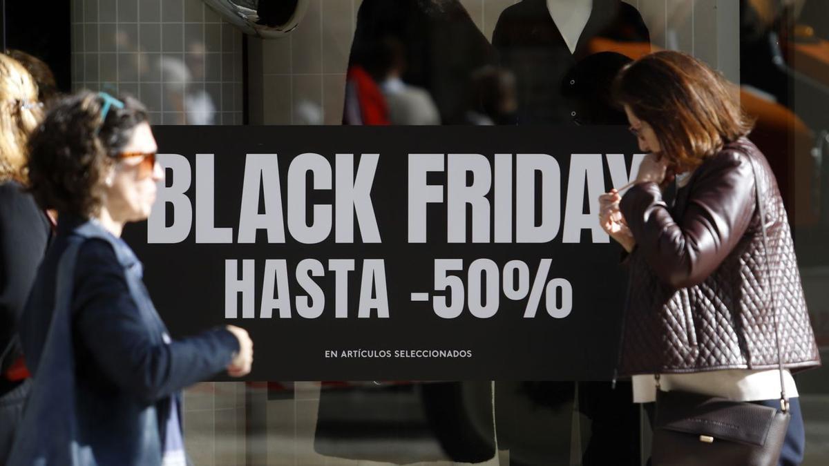 El centro histórico de la capital costasoleña mostraba ayer multitud de escaparates con las rebajas de estos días por el Black Friday. | ÁLEX ZEA