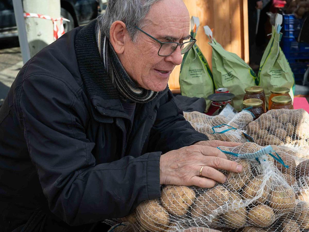 Un participant a la fira amb un sac de trumfes