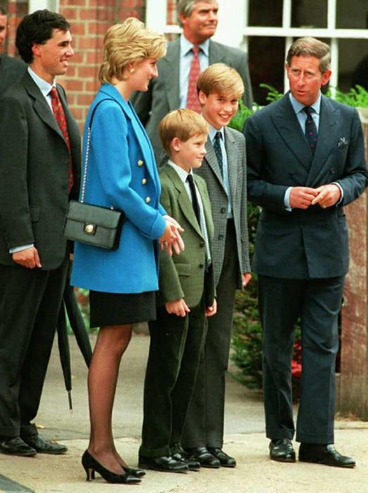 El príncipe Carlos de Inglaterra, a la derecha, y su esposa, la princesa Diana, segunda de la izquierda, junto a sus hijos, Harry, tercero desde la derecha y William, en Eton College, al oeste de Londres