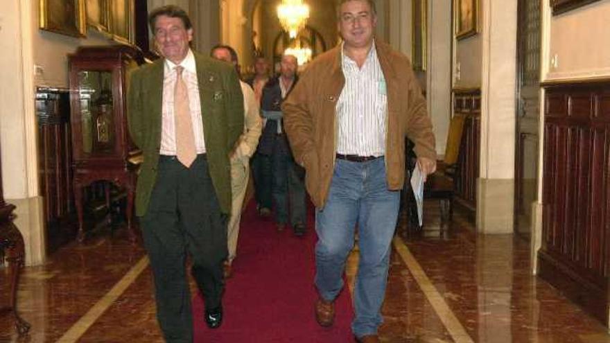 Francisco Vázquez y Roberto Teixido, en el Ayuntamiento en el año 2005. / carlos pardellas