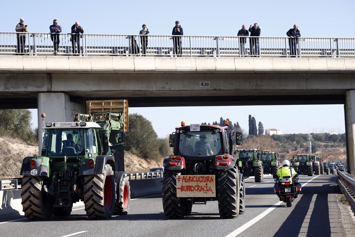 Decenas de tractores circulan por la A-2 camino de Barcelona