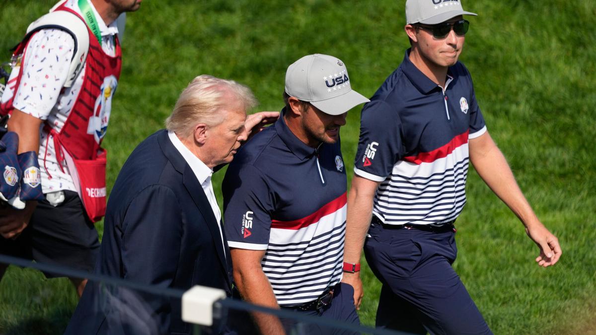 El presidente, animando a Bryson DeChambeau a su llegada al tee de salida en Bethpage Black