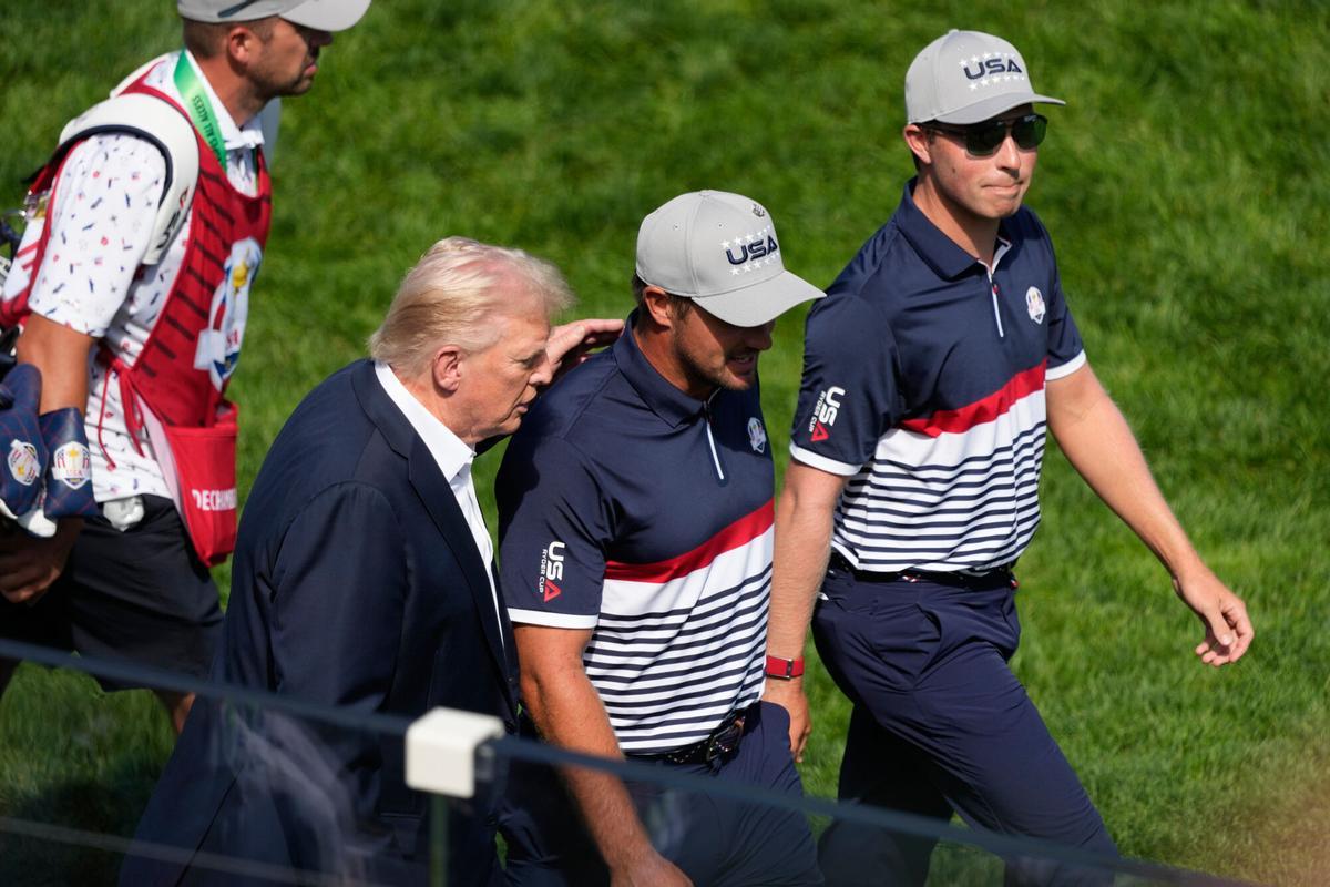 El presidente, animando a Bryson DeChambeau a su llegada al tee de salida en Bethpage Black