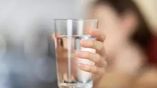 El sencillo truco del vaso de agua y la moneda para vigilar tu casa cuando te vayas de vacaciones este verano