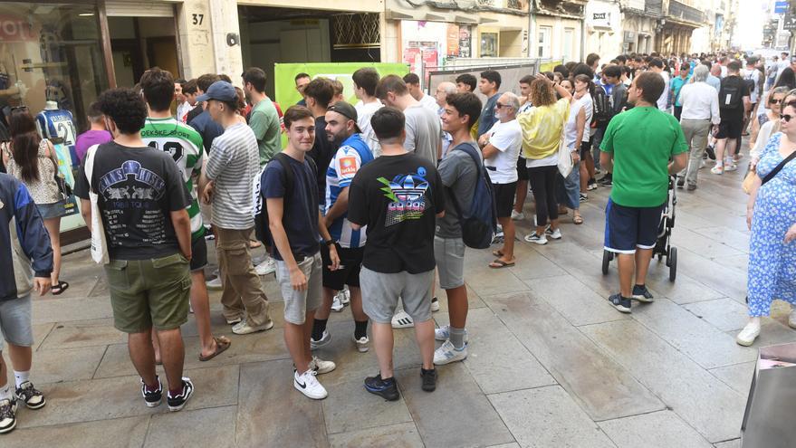 Furor por las camisetas de fútbol de la calle Real de A Coruña