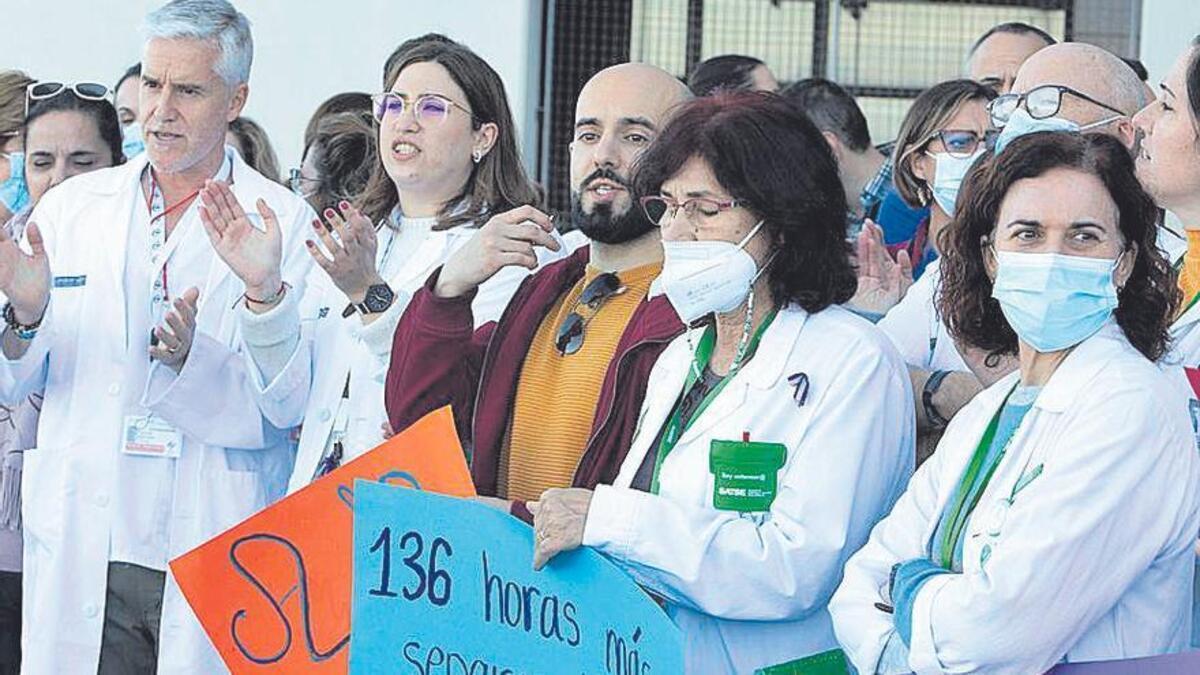 Profesionales de la Ribera en una de las protestas celebradas a las puertas del hospital.