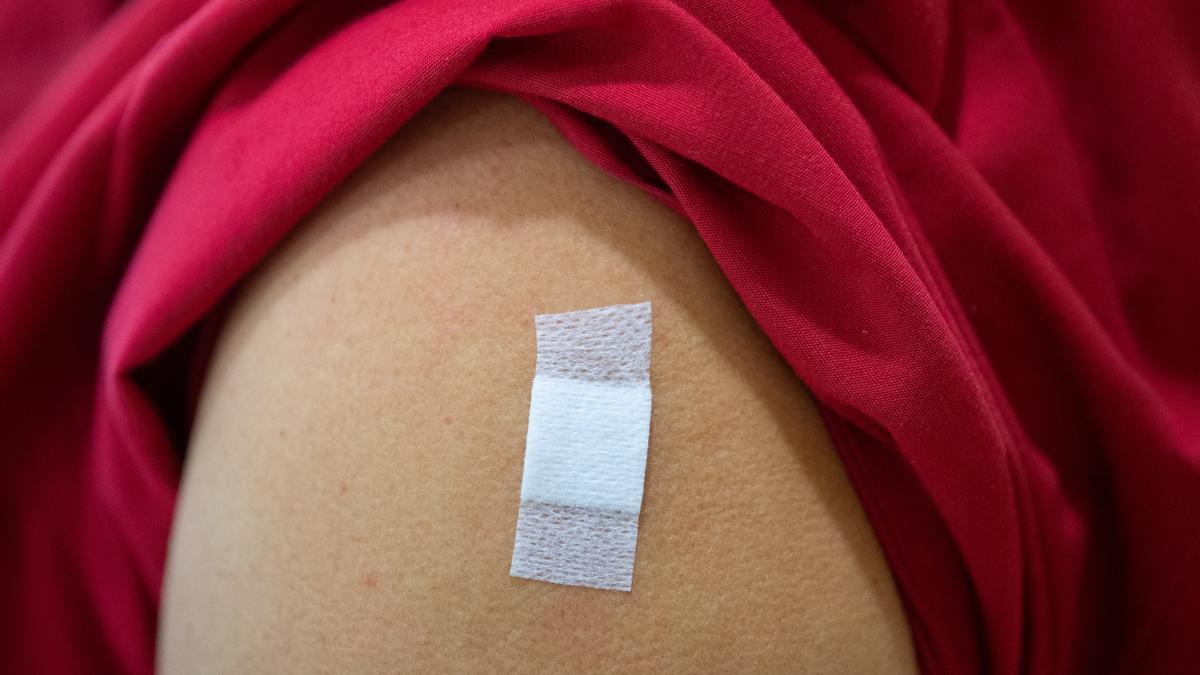 Nur ein kleiner Pieks, dann kommt bei der Impfung ein Pflaster auf den Arm.