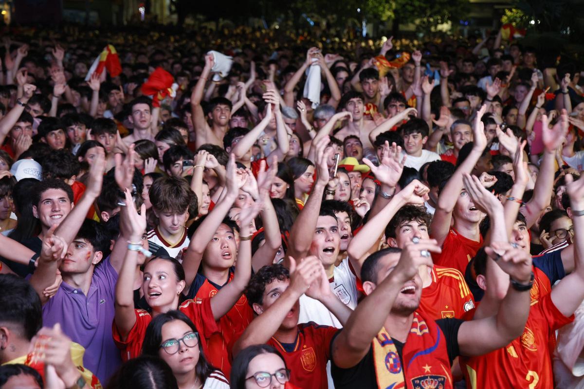 Los compostelanos vibran con La Roja