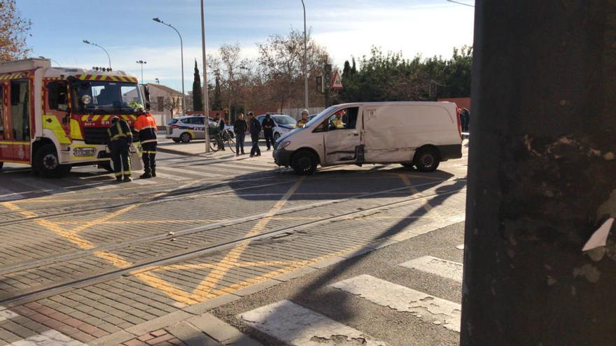 Choque entre una furgoneta  y el tranvía