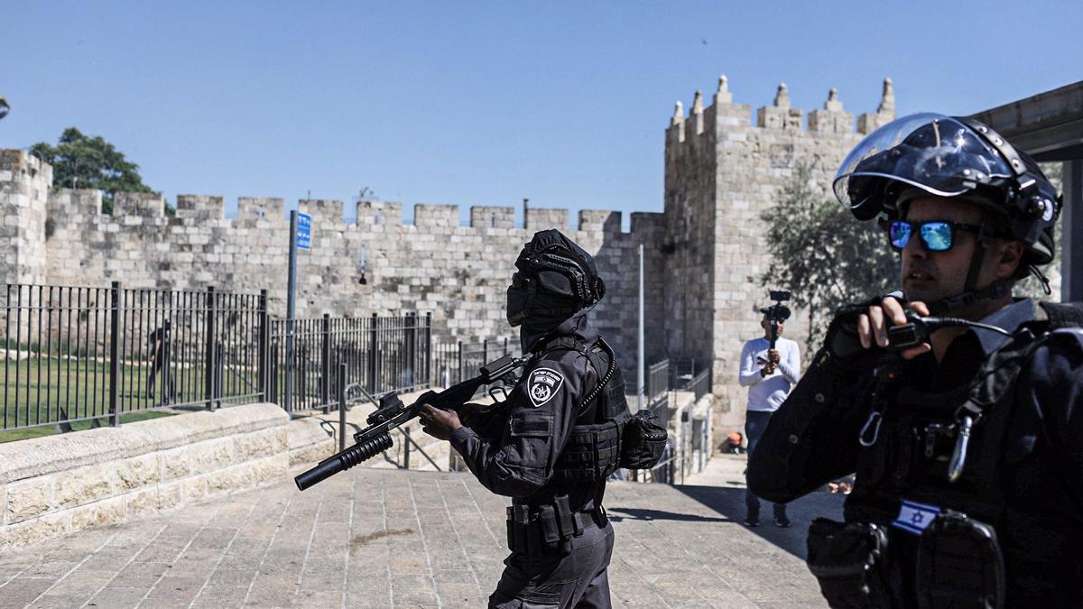 Agentes de las fuerzas de seguridad de Israel tras una protesta cerca de la Puerta de Damasco, en Jerusalén.