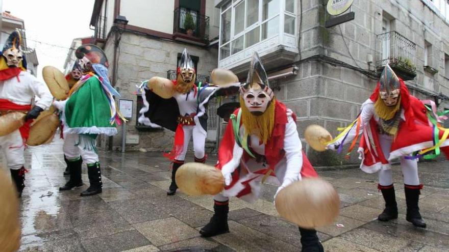 Pantallas en las calles de Xinzo. // Jesús Regal