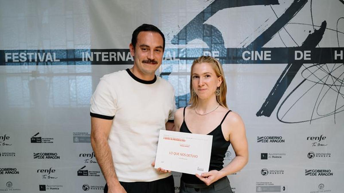 Arturo Moctezuma y Noa Ortíz recibiendo el premio ganador de la convocatoria ‘Work in Progress’ del 54º Festival Internacional de Cine de Huesca.