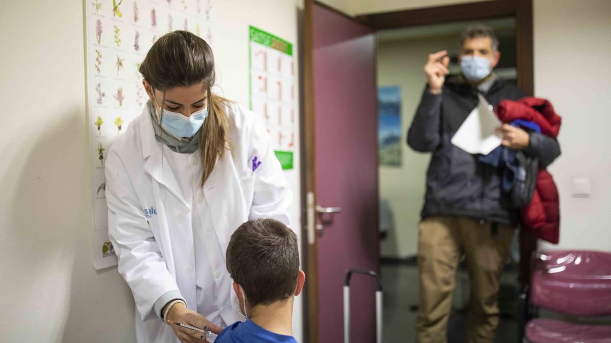 Niños y niñas se vacunan en Huesca