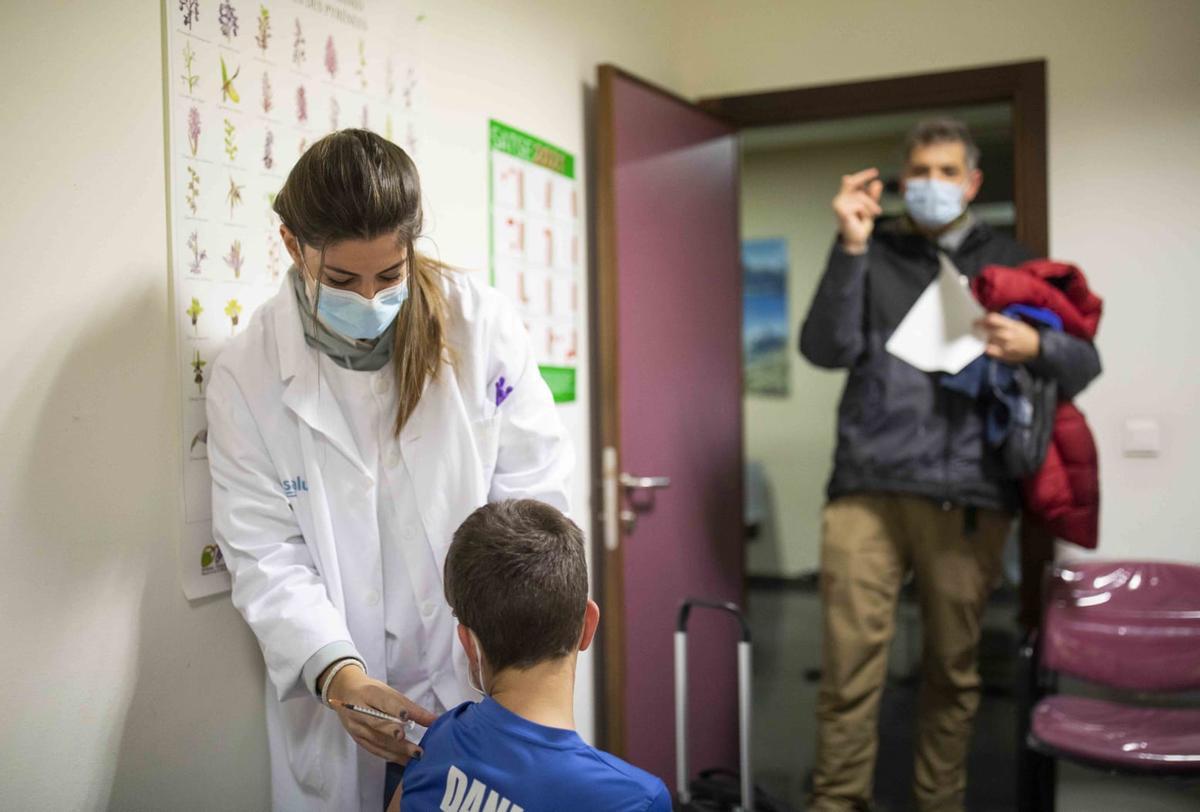 Niños y niñas se vacunan en Huesca