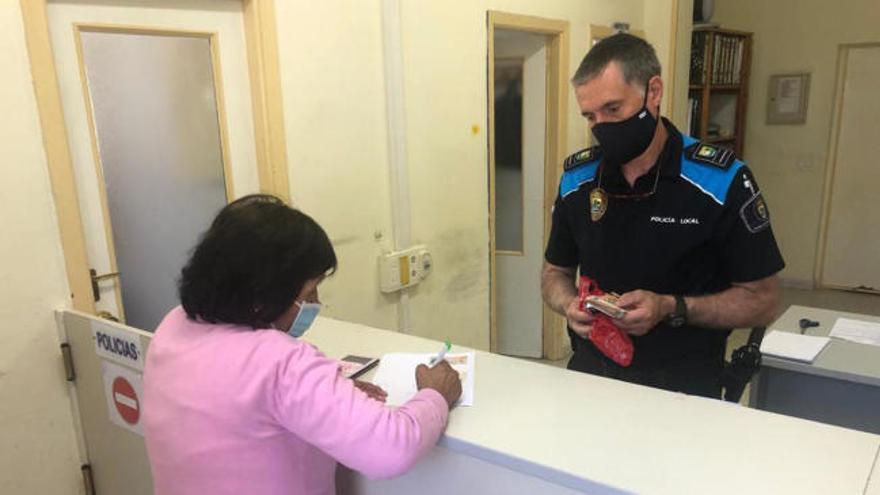 La dueña de la bolsa con 1.000 euros encontrada en Vilanova recupera su dinero