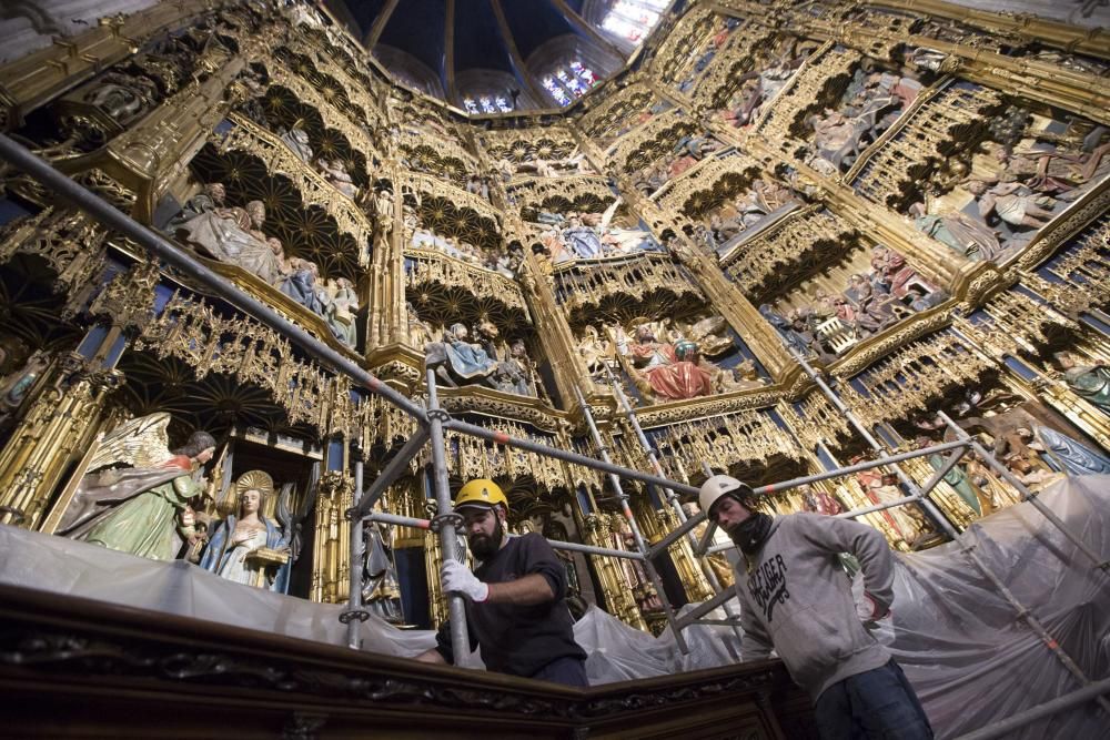 Montaje de los andamios para la limpieza del retablo de la Catedral de Oviedo