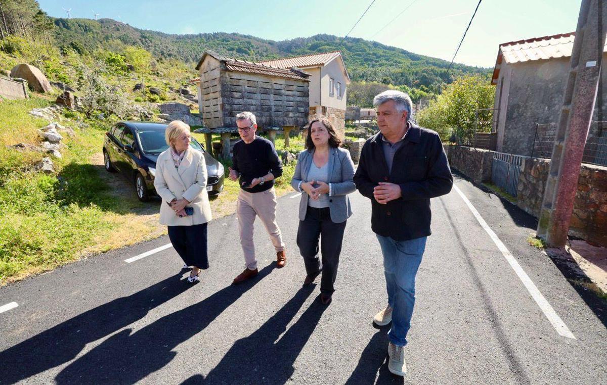 Do Campo, terceira pola esquerda, con Juan Manuel Saborido, dereita, este luns en Carnota.