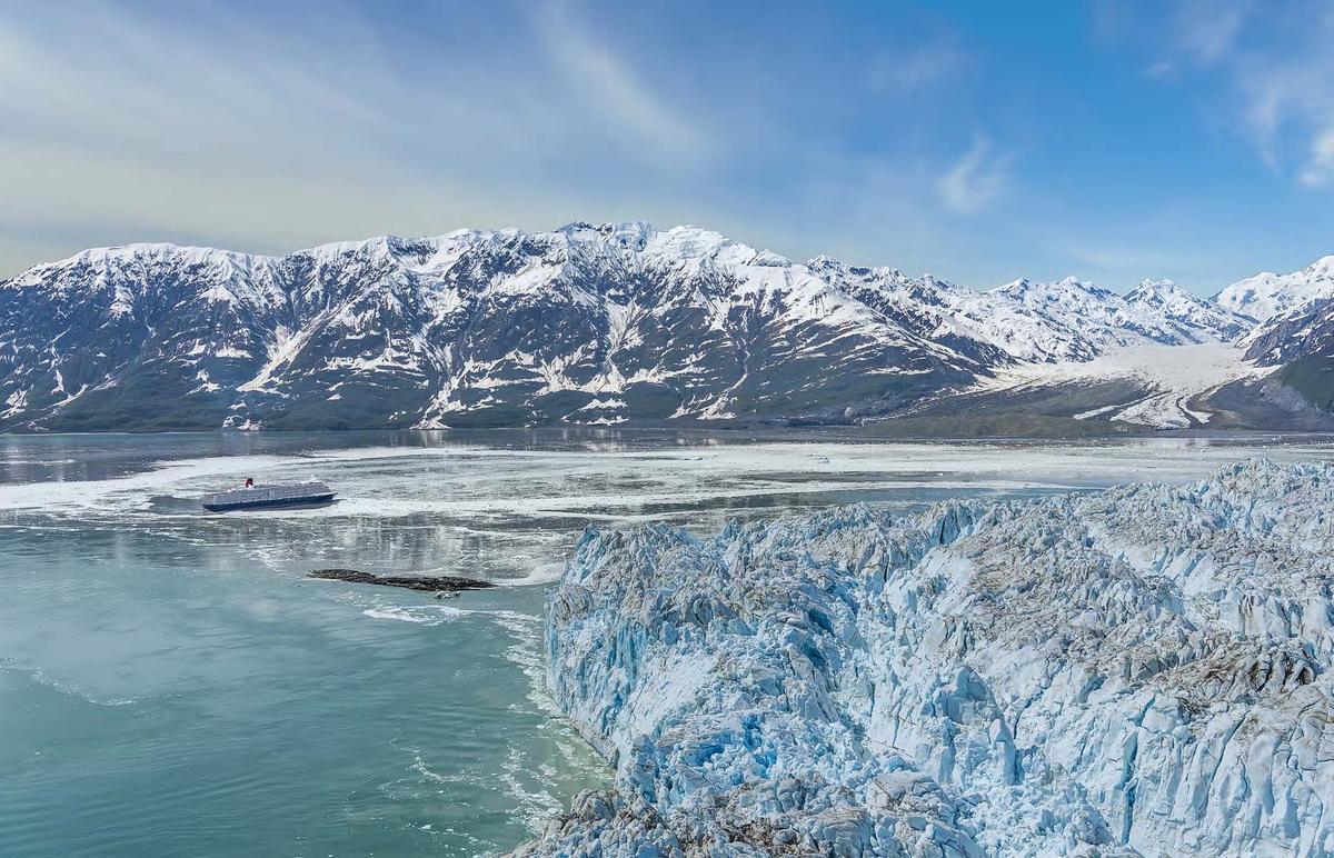 Queen Elizabeth por el glaciar Hubbard.