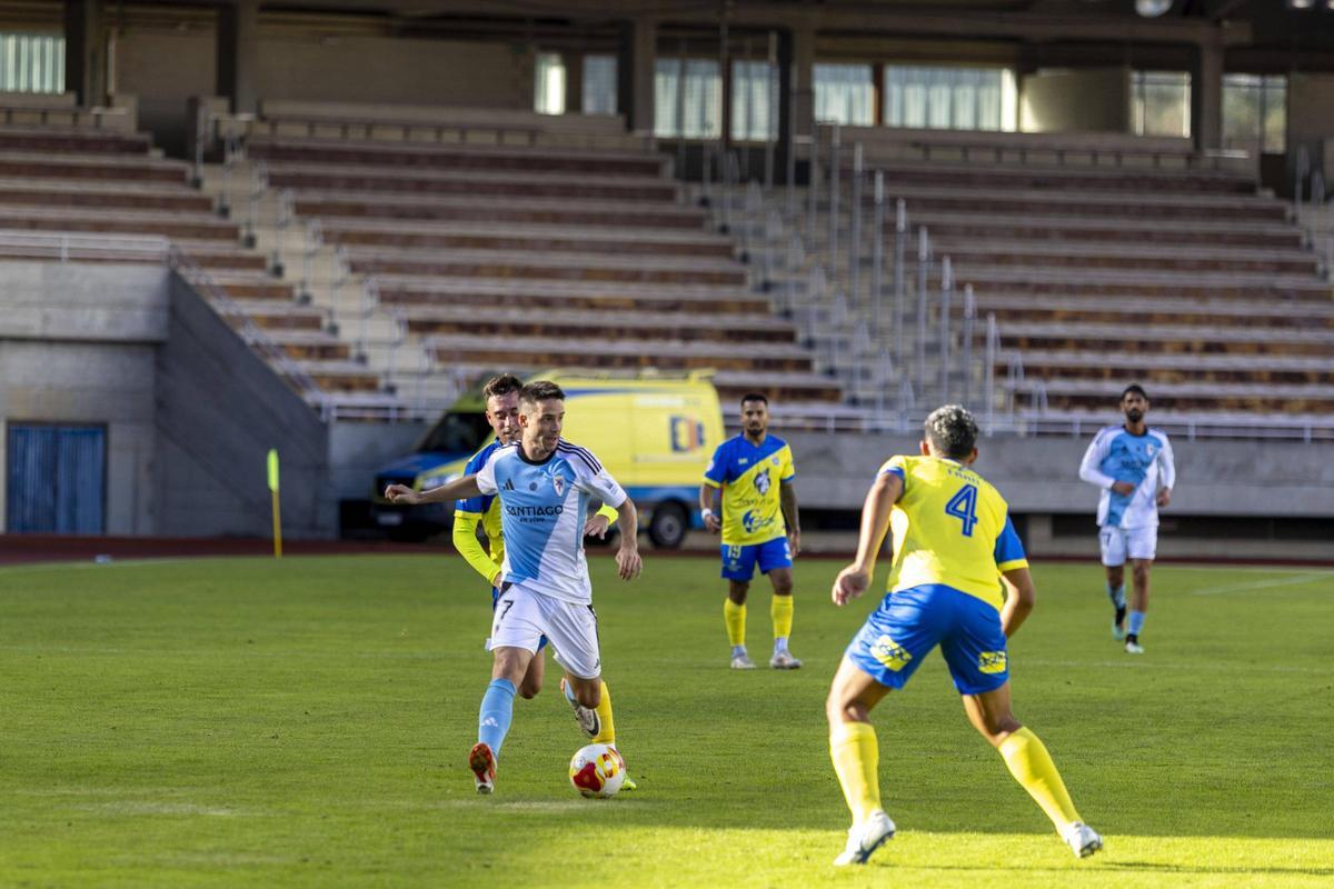 Adrián Armental conduce frente al Cambados en San Lázaro.