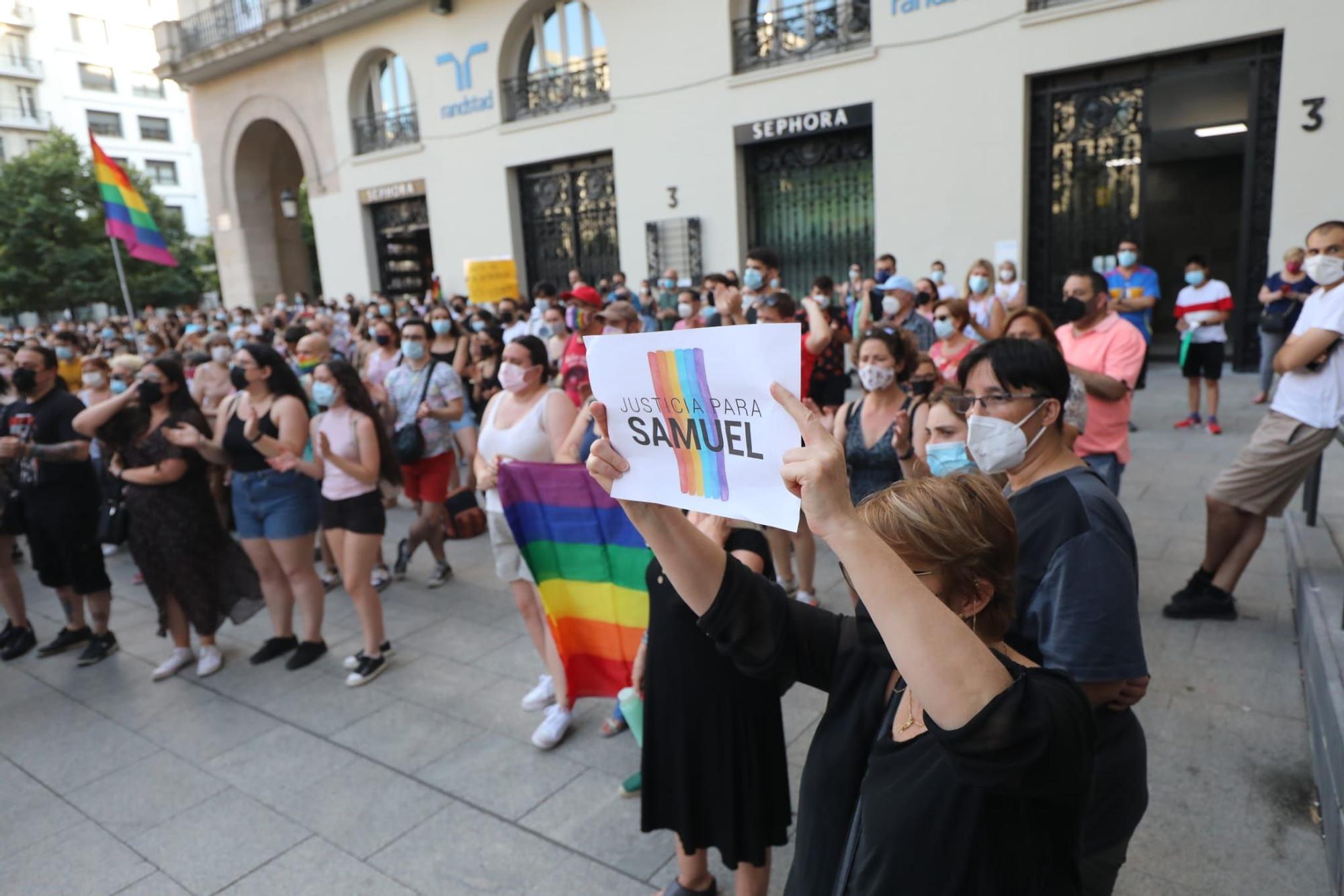 Decenas de personas se concentran en Zaragoza por el asesinato de Samuel