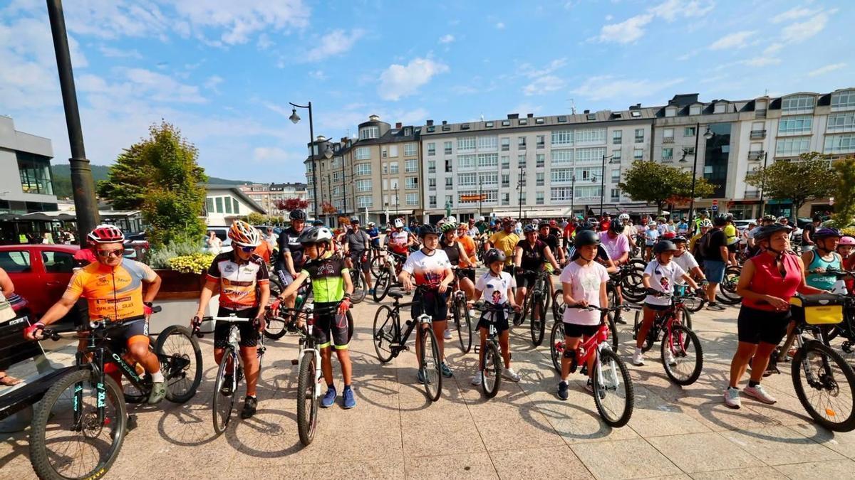 Participantes en el Día da Bicicleta, en Cee.