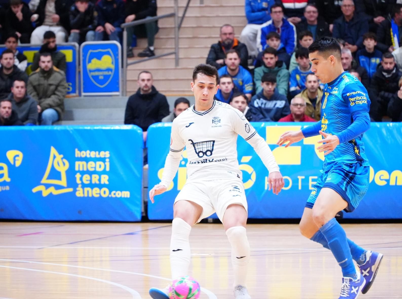 Pablo, autor de tres de los cinco goles del Alzira FS, en un lance del partido ante el Peñíscola.