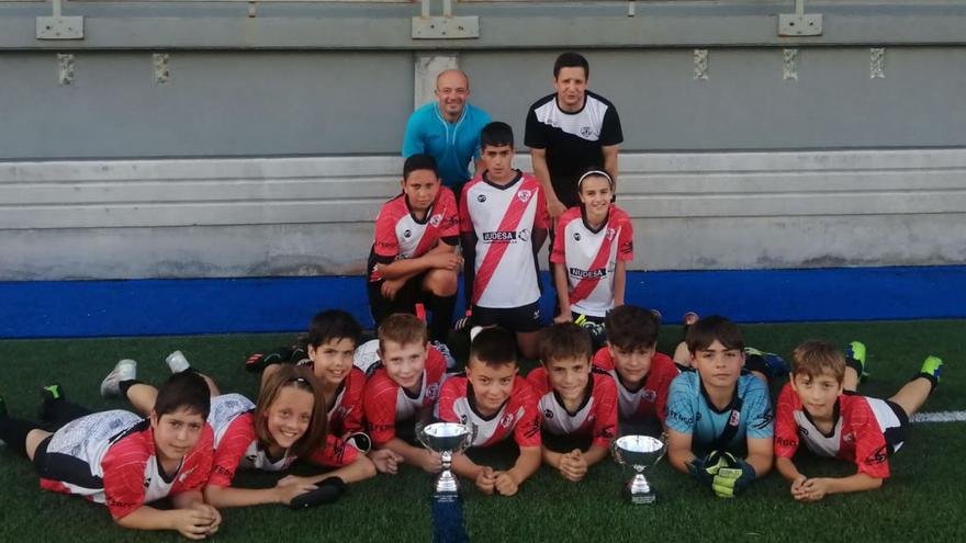 Los alevines de la EF Silleda y sus técnicos posan con el trofeo conseguido en Meicende. |