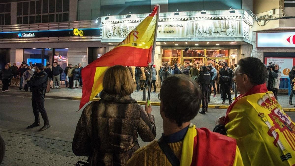 Algunos de los manifestantes que han recibido a Dani Mateo con la bandera española a las puertas del Teatro Quijano de Ciudad Real.