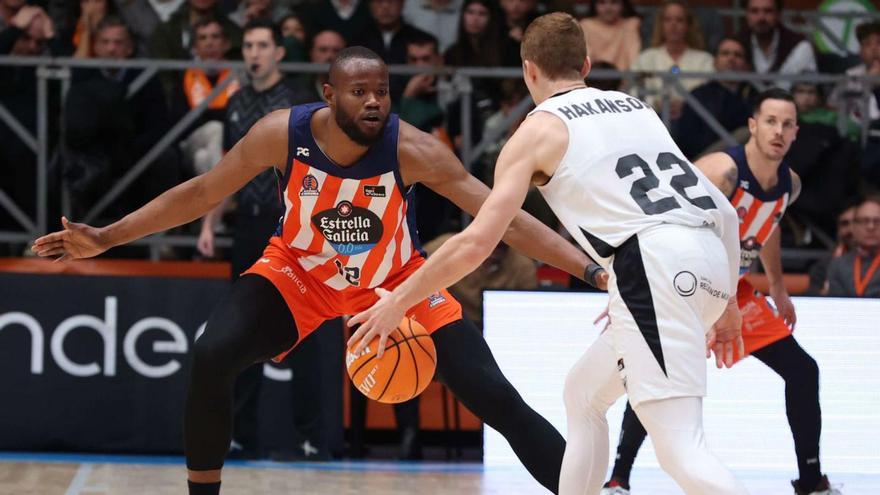 Diagne defiende a Hakanson en el duelo ante el UCAM Murcia en A Coruña. | Iago López