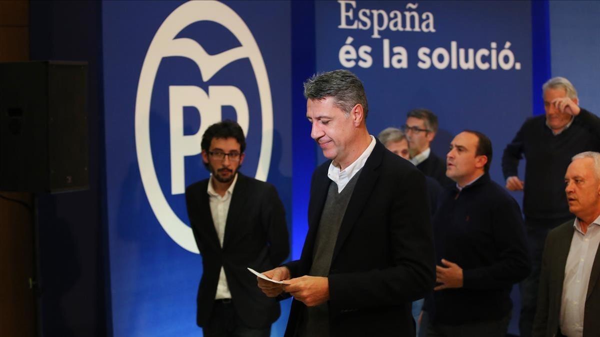 García Albiol, rodeado de la cúpula del PPC, durante la comparecencia para valorar los resultados del 21D.