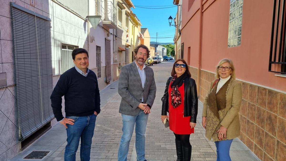 Mascarell, con Eva Llinares y otros dos concejales de Beniarjó, en una de las calles renovadas.