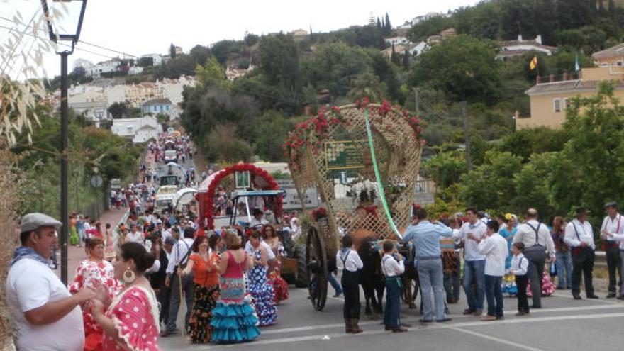 Más de 50 carretras y miles de romeros, coineños y visitantes, participaron en el camino que les llevan en peregrinación hasta la ermita.