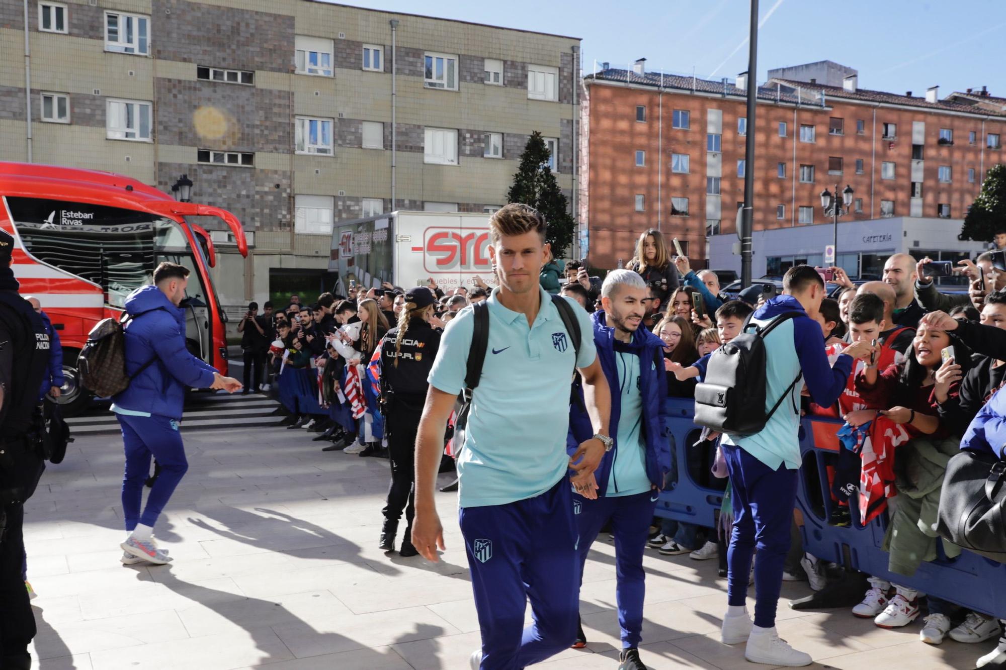 El Atlético de Madrid ya está en Oviedo: el Cholo, aclamado a su llegada por cientos de hinchas