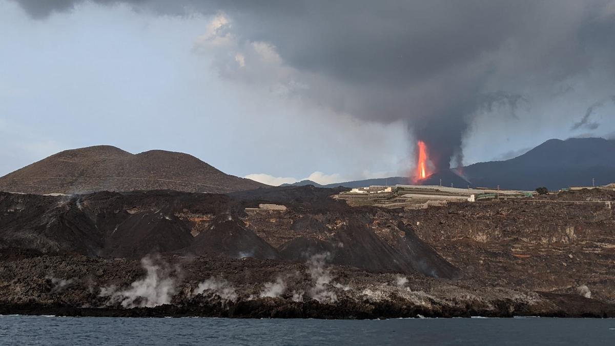 Vista desde el mar del volcán de La Palma y la fajana por las coladas de la erupción.