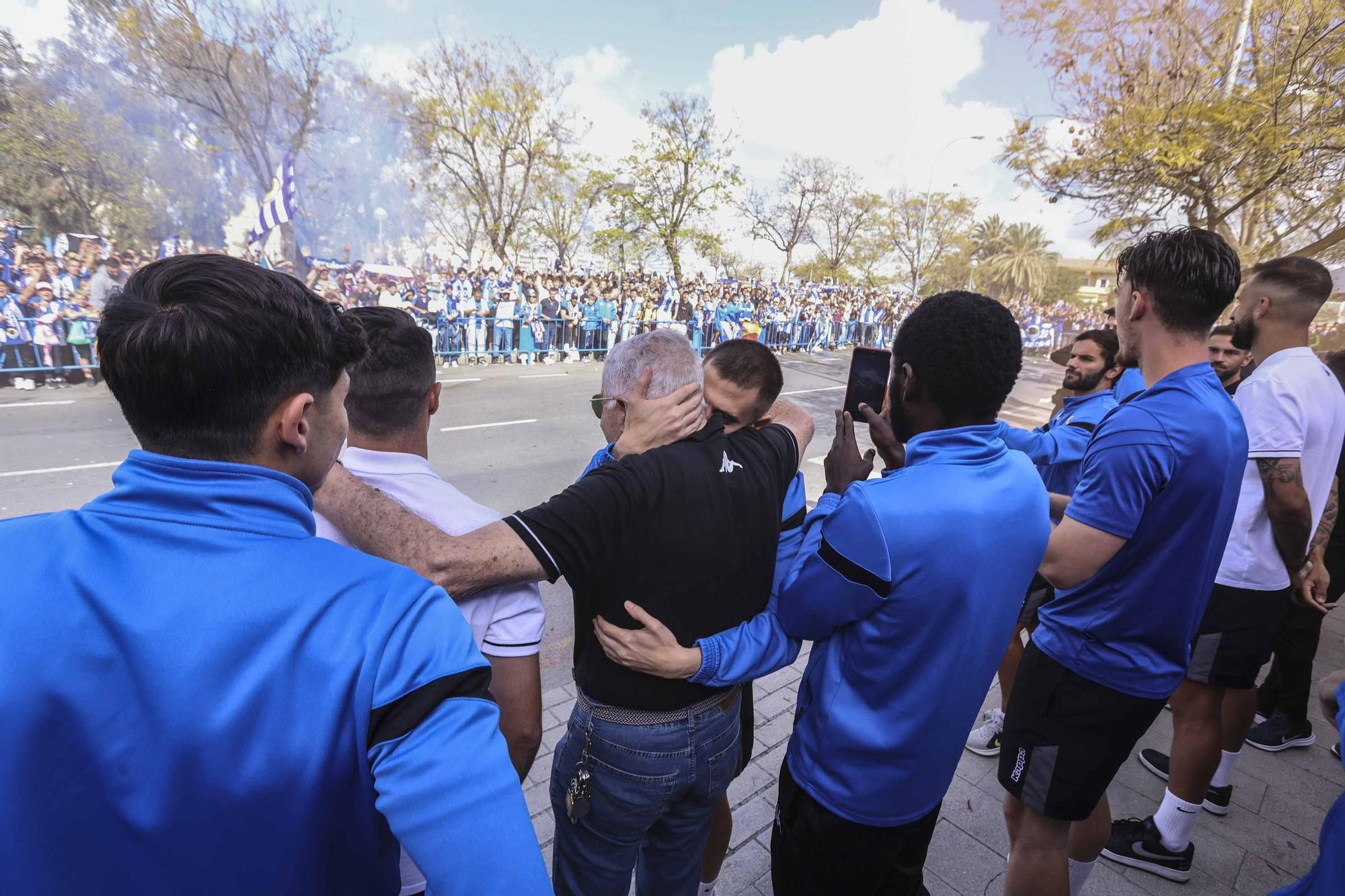 Cientos de hinchas reciben al Hércules en el Rico Pérez para un partido con 18.000 espectadores en la grada