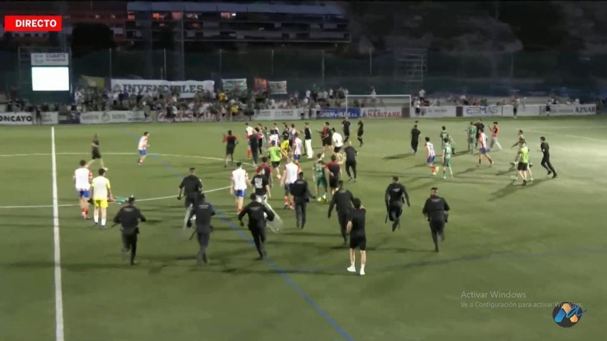 La Policía interviene en la tangana al finalizar el partido.