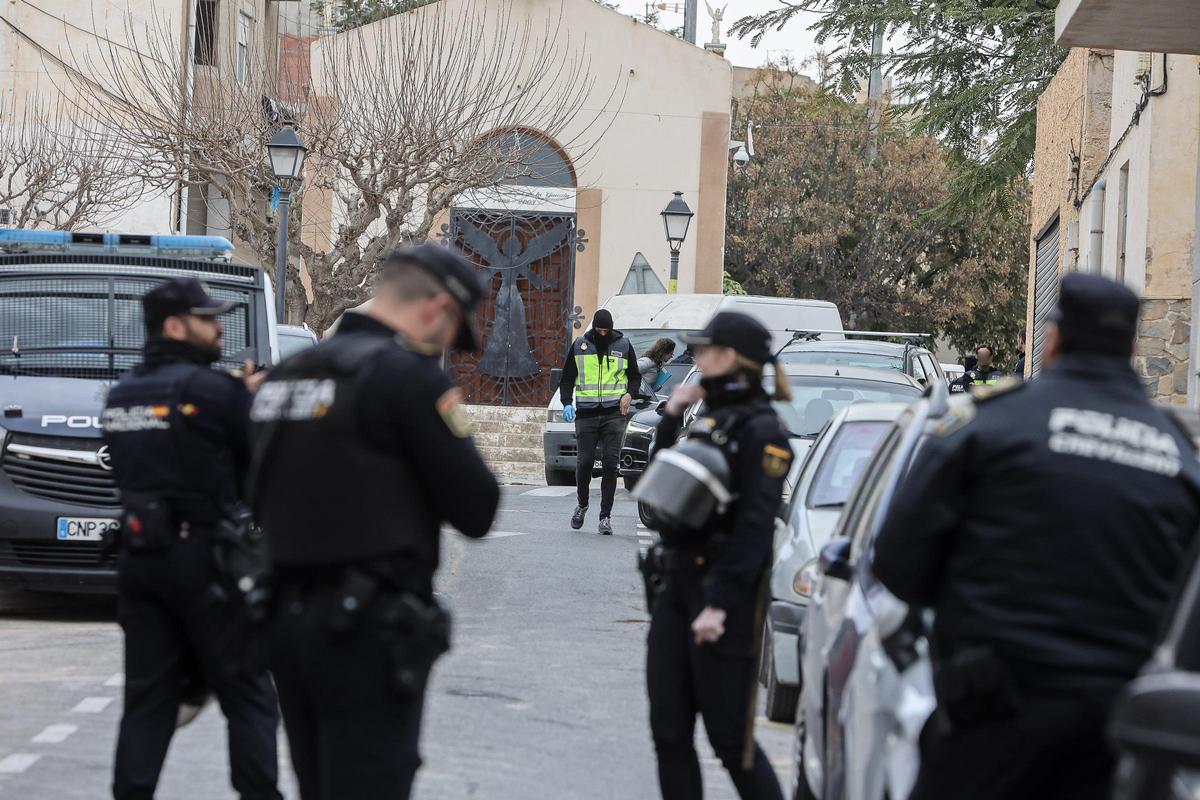 Agentes en el barrio del Ángel en Crevillent, que según la Comisaría estaba atemorizado por esta banda organizada