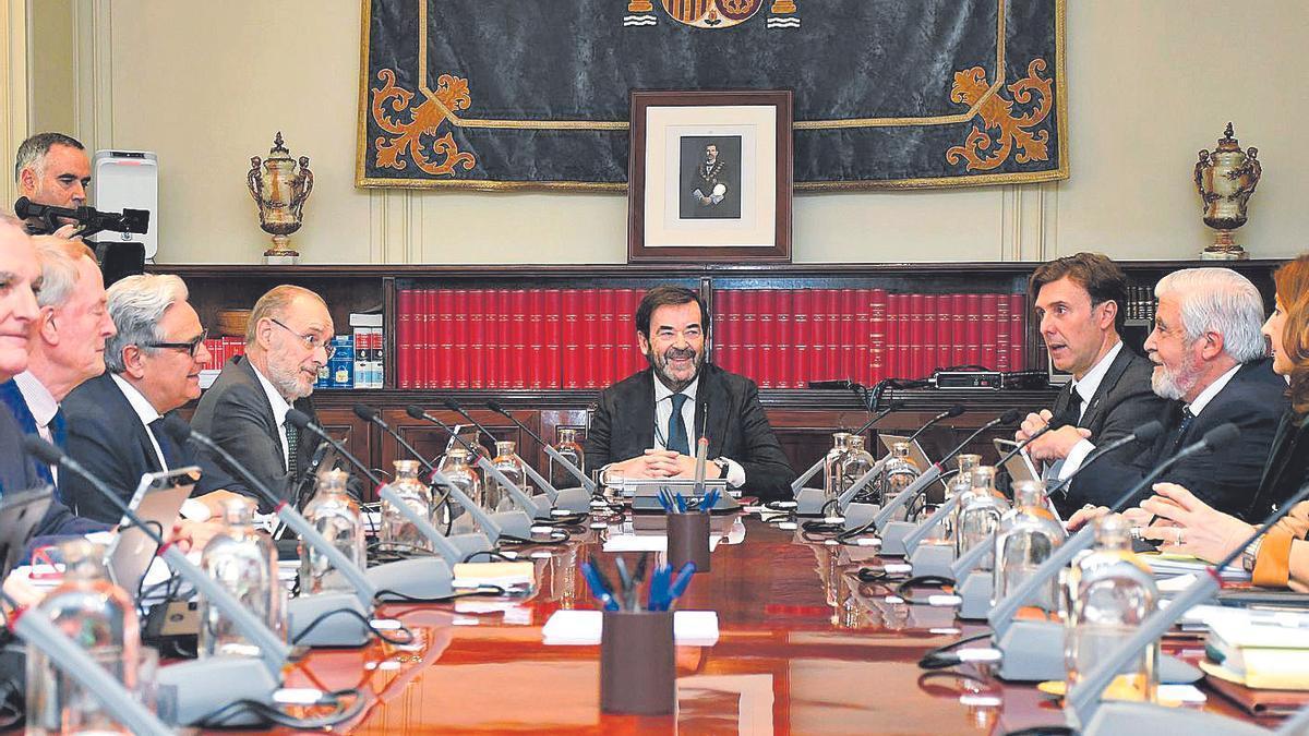 El presidente interino del CGPJ, Vicente Guilarte (c), durante una sesión plenaria, en el Consejo General del Poder Judicial (CGPJ), a 21 de marzo de 2024, en Madrid (España)